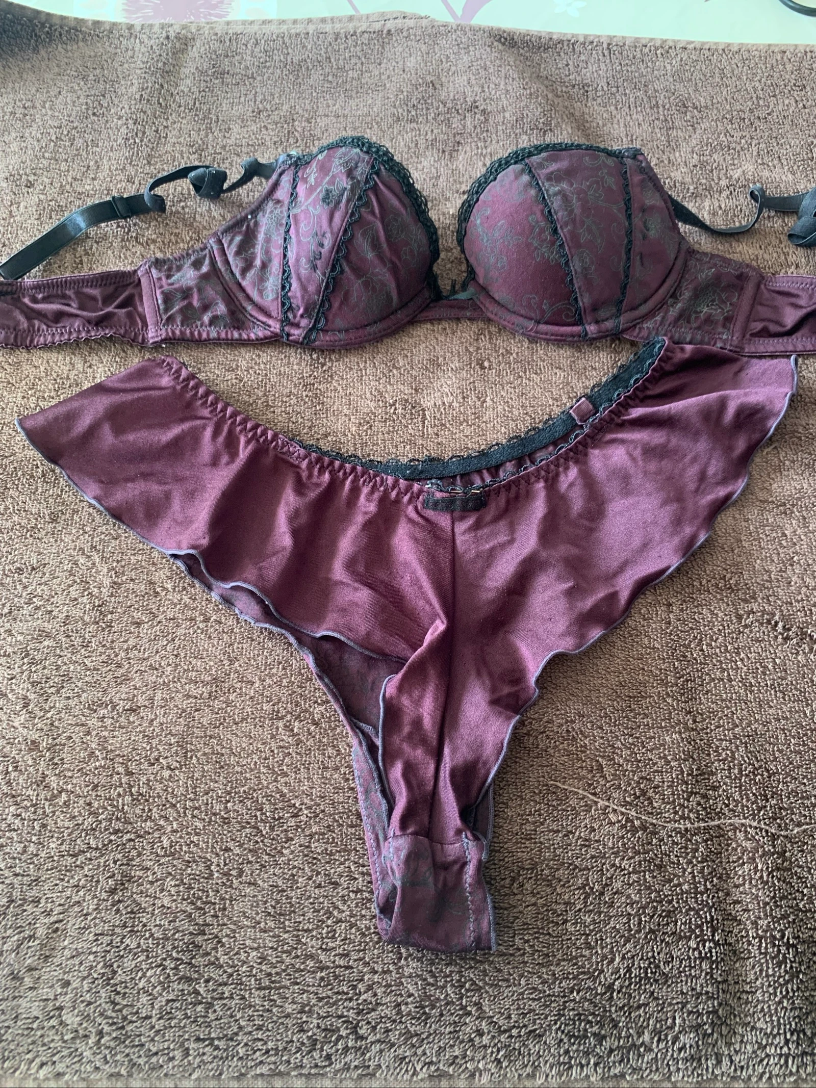 Conjunto de lingerie de cetim e renda bordô – Sutiã 85B + tanga 36 – Como novo – photo 2